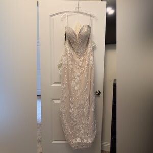 Elegant Cream Floral Lace Wedding Dress